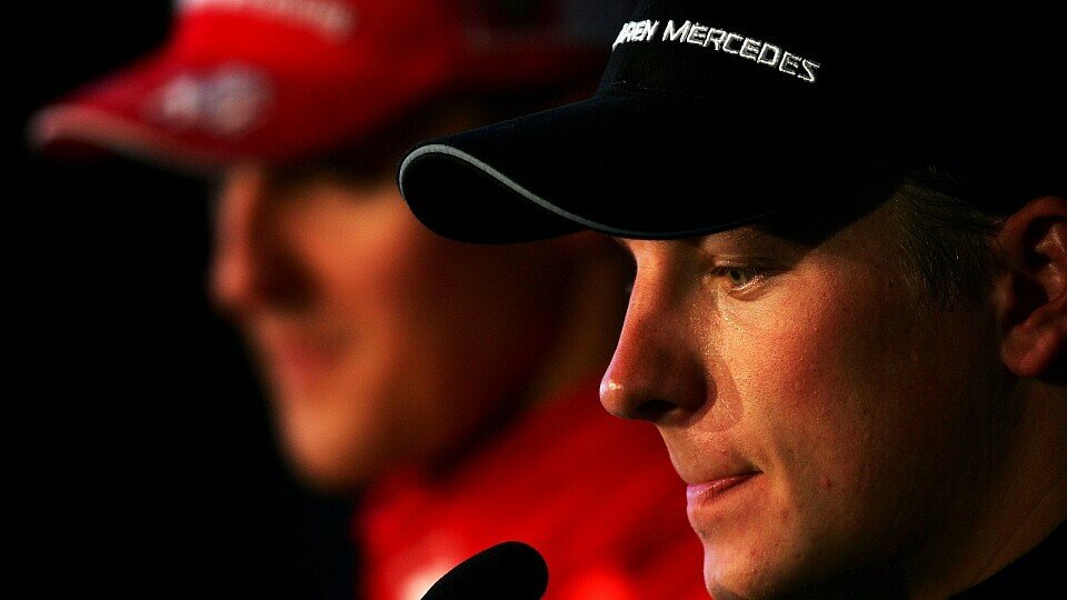 Zu Ferrari und McLaren-Zeiten Rivalen - bei der Scuderia später Kollegen: Michael Schumacher und Kimi Räikkönen verstehen sich, Foto: Sutton