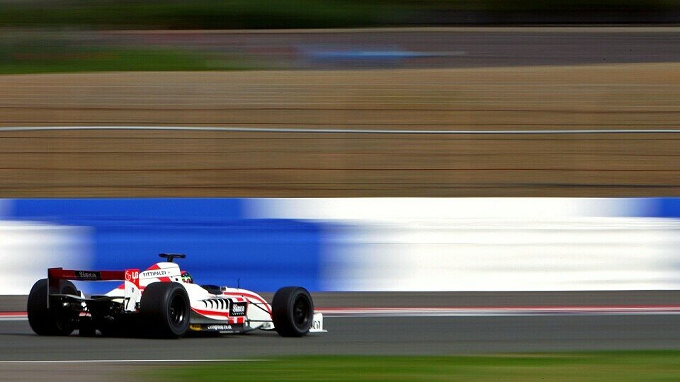 Emerson Fitipaldi hat viel Spaß an der GP Masters., Foto: Sutton Emerson Fitipaldi hat viel Spaß an der GP Masters., Foto: Sutton