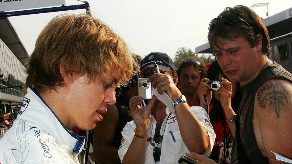 Sebastien Vettel hatte nicht nur auf der Strecke viel zu tun, Foto: Sutton