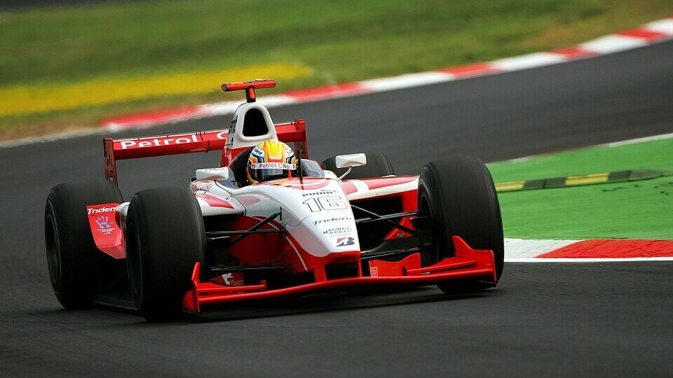 Giorgio Pantano holte sich den Sieg und Lewis Hamilton fast den Titel, Foto: Sutton Giorgio Pantano holte sich den Sieg und Lewis Hamilton fast den Titel, Foto: Sutton