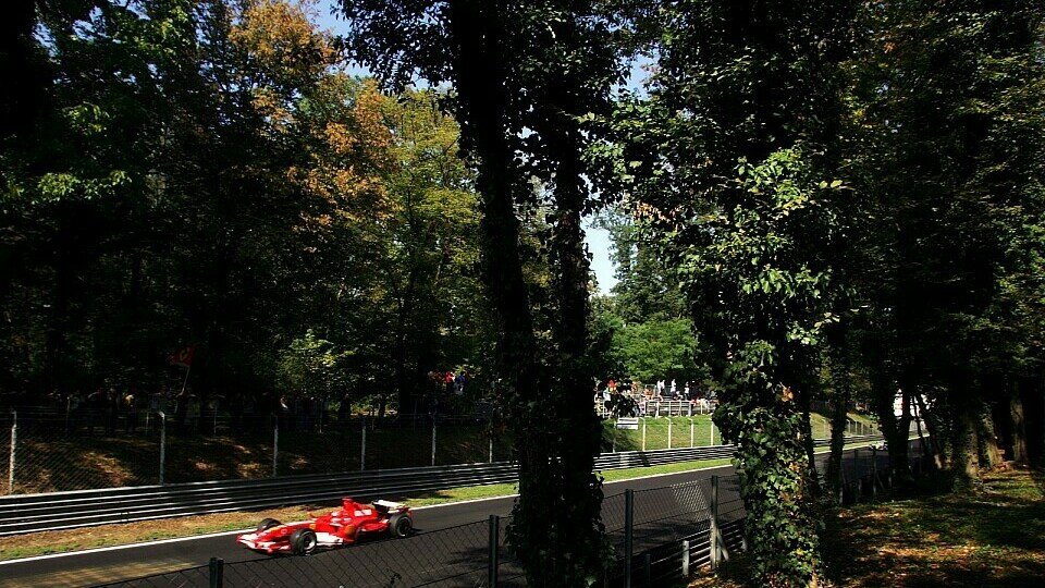 Andere stehen im Wald, Michael Schumacher fährt im Wald., Foto: Sutton