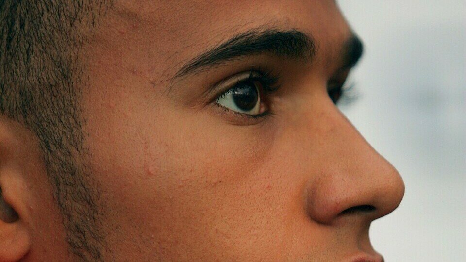 Lewis Hamilton musste viele Fragen beantworten, Foto: Sutton