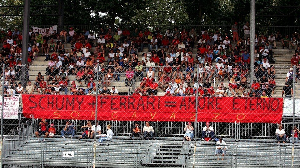 Die Fans lieben Schumacher und Ferrari, Foto: Sutton