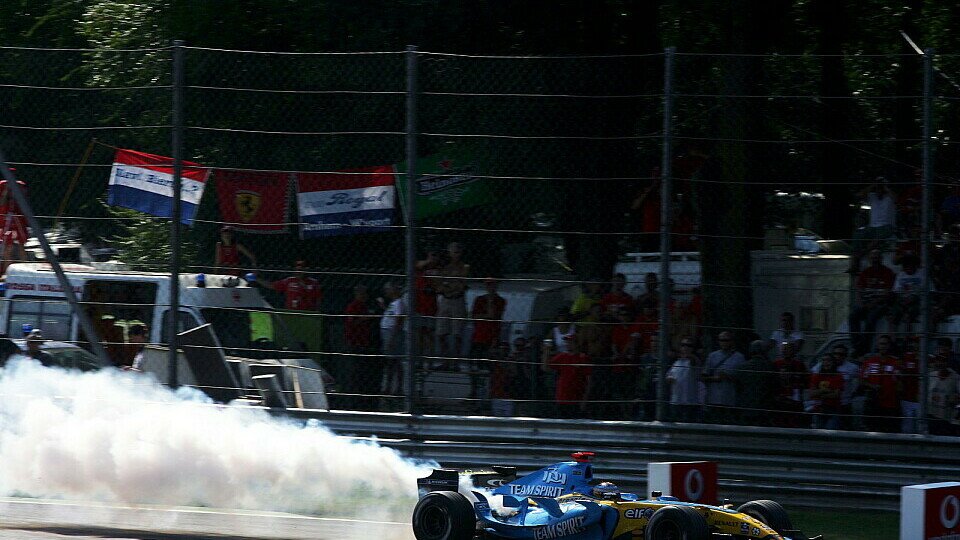 Viel Rauch um Alonso in Monza, Foto: Sutton