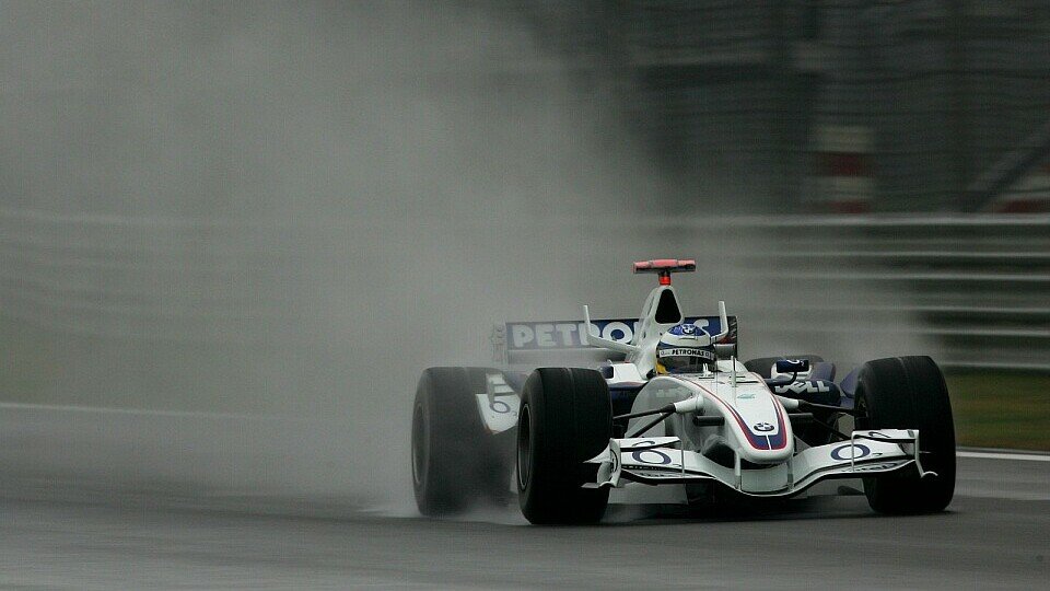 Der Regen sorgt neben Spannung für die Zuschauer für große Gefahr für die Fahrer, Foto: Sutton