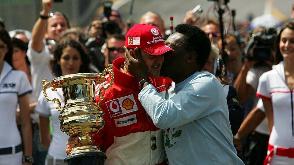 2006 wird Michael Schumacher von Pele verabschiedet. 2012 auch?, Foto: Sutton