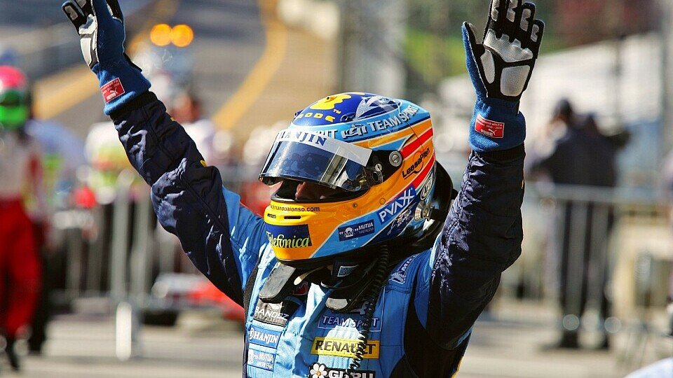 Fernando Alonso freut sich, Michael Schumacher besiegt zu haben, Foto: Sutton