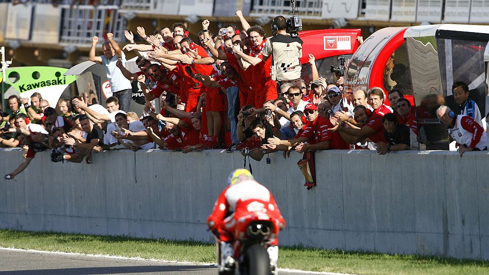 Troy Bayliss hat seinen Kampf mit Valentino Rossi schon gewonnen, Foto: Ducati