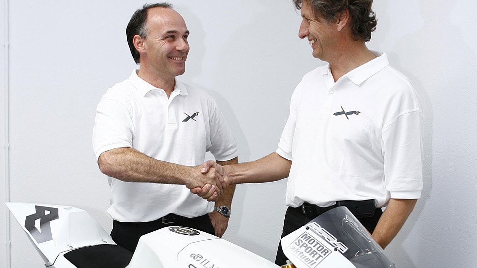 Eskil Suter - hier im Bild mit Mario Illien 2006 bei der Vorstellung des Ilmor X3-Projektes - will bei dem neuen Reglement den Wiedereinstieg in die MotoGP wagen., Foto: Ilmor Engineering