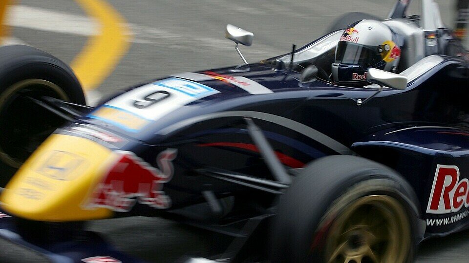 Sebastian kommt aus der F3 in die Renault WS., Foto: Sutton Sebastian kommt aus der F3 in die Renault WS., Foto: Sutton