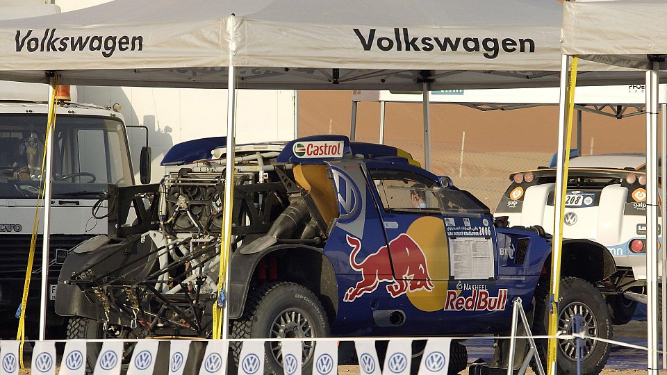 Im Biwak werden auch die Autos gewartet, Foto: VW