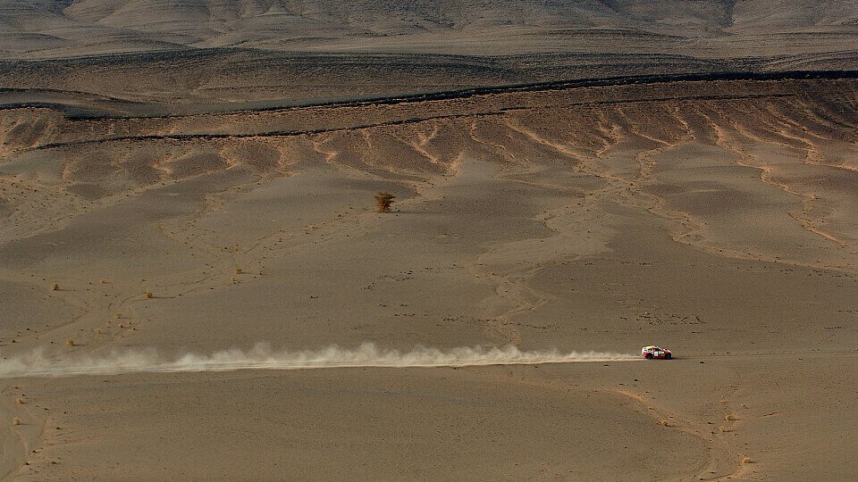 In den Weiten der Wüste kann schnell einmal die Orientierung verloren gehen, Foto: Mitsubishi