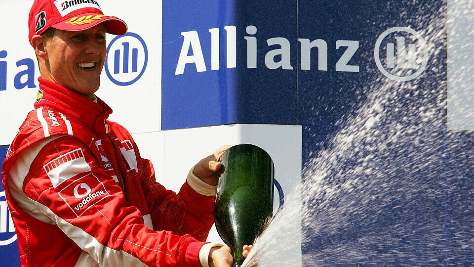 So haben ihn die Fans in Erinnerung: Michael Schumacher verspritzt Champagner, Siegerchampagner., Foto: Sutton