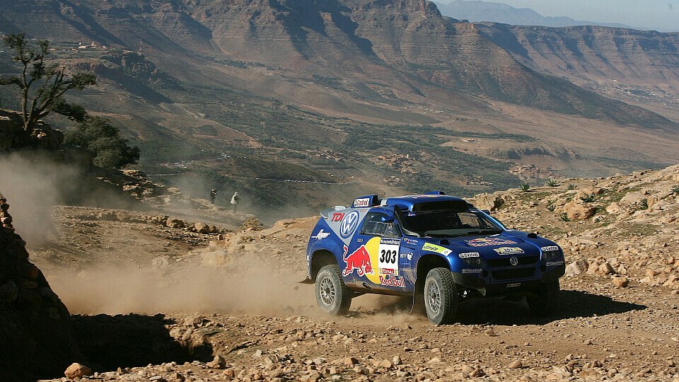 Sainz freut sich nciht zu früh, Foto: VW Motorsport