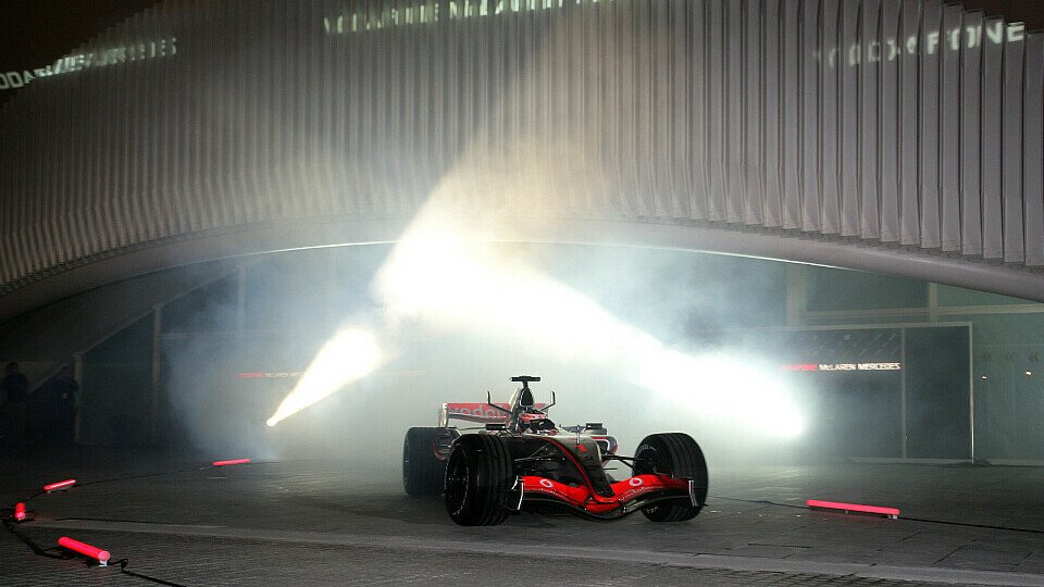 Fernando rollte im Scheinwerfer Licht auf die Bühne., Foto: McLaren