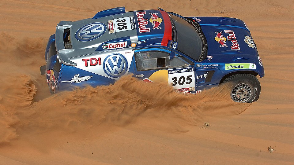 Sainz wühlt sich durch den Sand., Foto: VW-Motorsport
