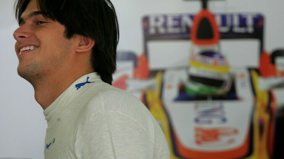 Nelsinho Piquet genießt seinen Job, Foto: Sutton