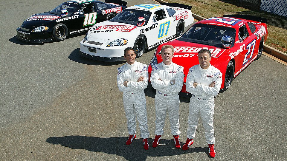 Jean Alesi darf ein paar neue Mitstreiter begrüßen, Foto: Speedcar Series Jean Alesi darf ein paar neue Mitstreiter begrüßen, Foto: Speedcar Series