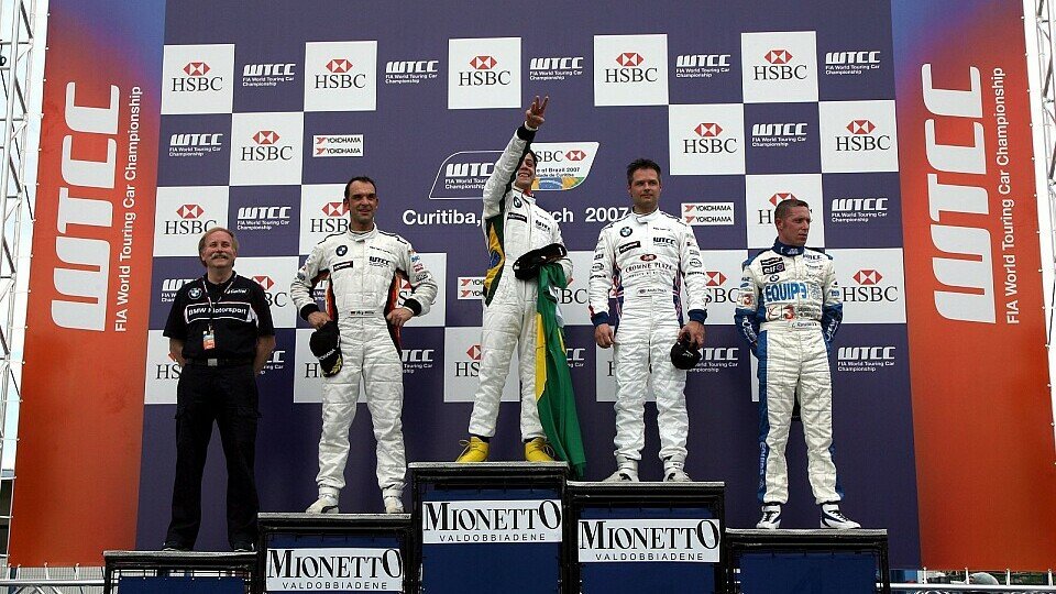 Das blau-weiße Podium von Brasilien., Foto: Sutton Das blau-weiße Podium von Brasilien., Foto: Sutton