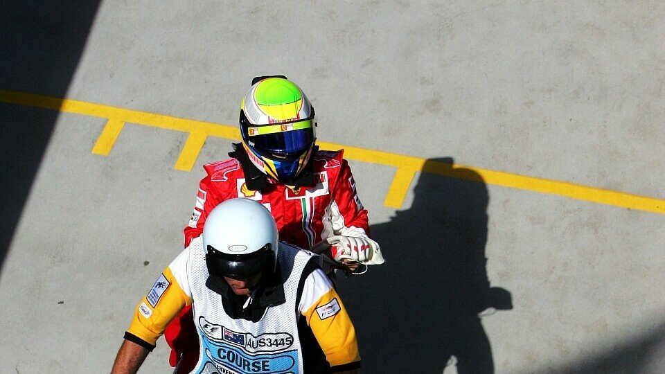 Per Moped wollte Felipe Massa im Qualifying nicht an die Box zurückkommen, Foto: Sutton