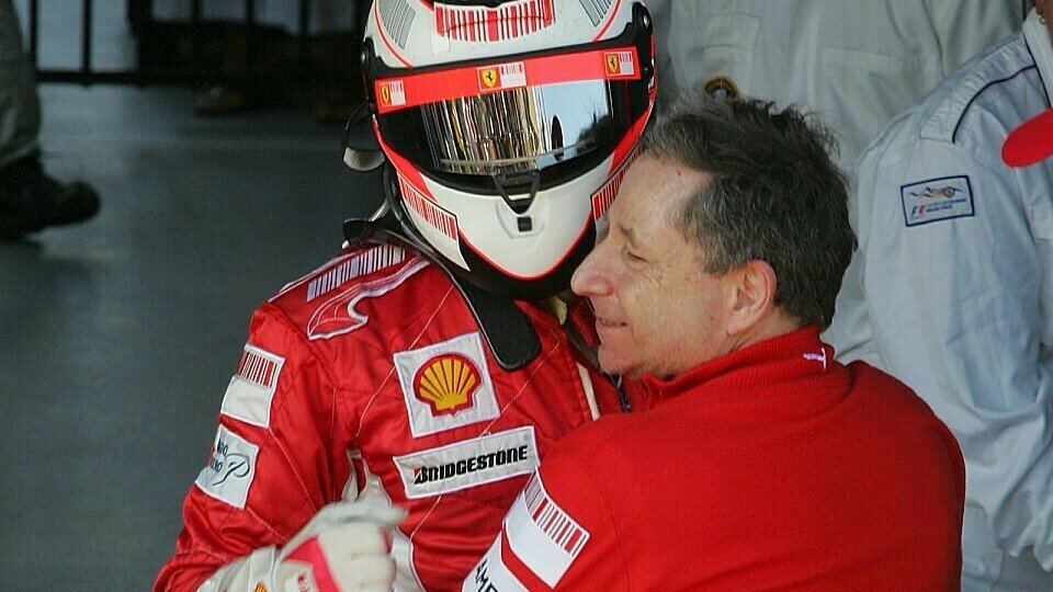 Jean Todt hatte Kimi Räikkönen nach der Zieldurchfahrt furchtbar lieb, Foto: Sutton