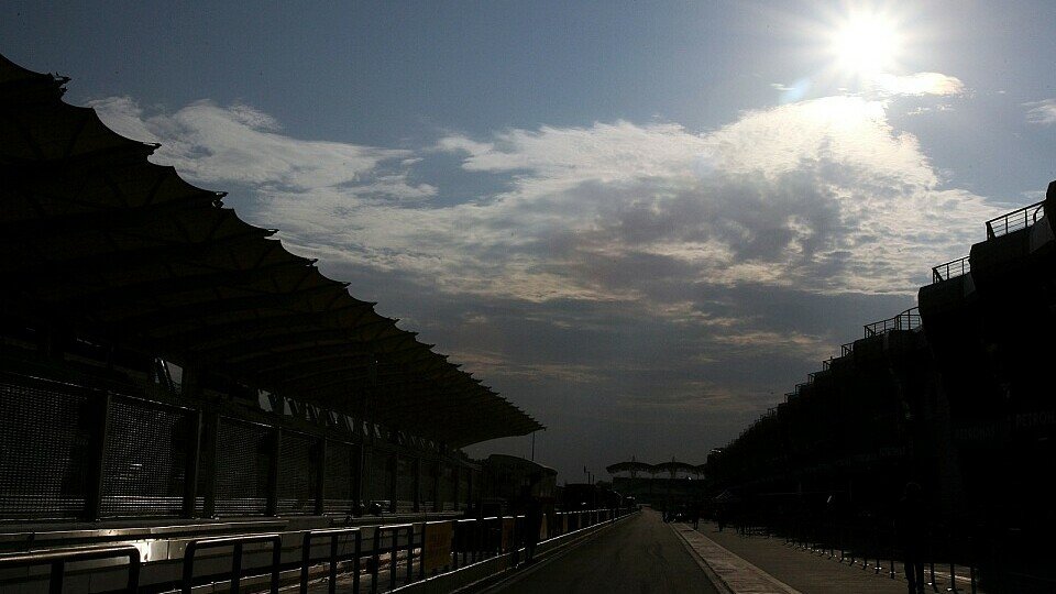 Mindestens bis 2015 kommt die Formel 1 in die Boxengasse des Sepang International Circuit., Foto: Sutton Mindestens bis 2015 kommt die Formel 1 in die Boxengasse des Sepang International Circuit., Foto: Sutton