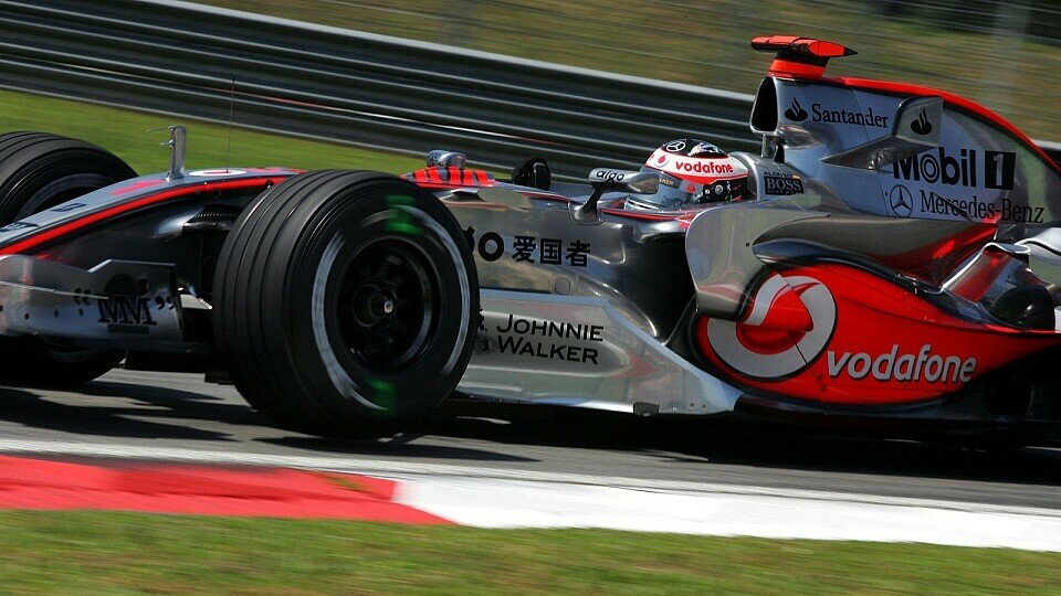 Alonso ist Massa auf den Fersen., Foto: Sutton