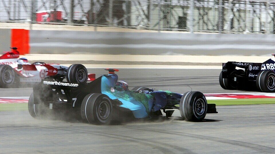 Für Jenson Button war schon nach drei Kurven Schluss., Foto: Sutton
