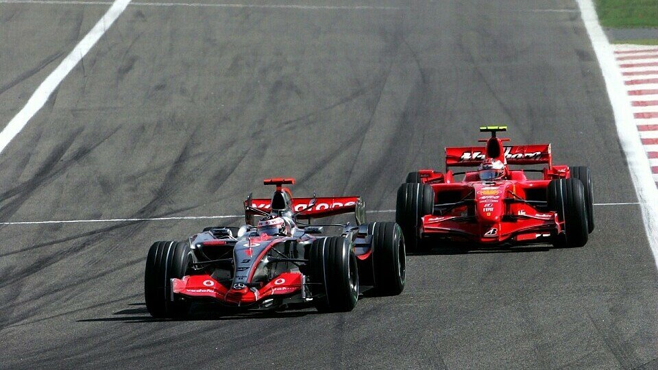 Ein Silberpfeil vor Kimi Räikkönens Ferrari: Das soll in Barcelona nicht passieren., Foto: Sutton