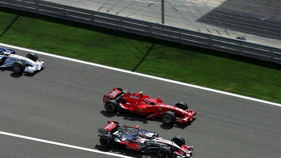 So würde es Fernando Alonso am liebsten sehen: Ein enges Duell mit Kimi Räikkönen um die WM, bei dem Alonso am Ende die Nase vorn hat., Foto: Sutton