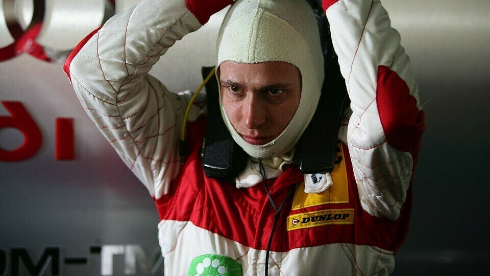Auch auf dem EuroSpeedway setzt Adam Carroll den Rennhelm auf., Foto: Audi