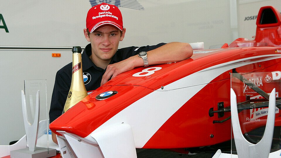 Rote Kappe, rotes Auto, glitzernder Pokal: Marco Wittmann erinnert an einen gewissen Michael..., Foto: BMW Rote Kappe, rotes Auto, glitzernder Pokal: Marco Wittmann erinnert an einen gewissen Michael..., Foto: BMW
