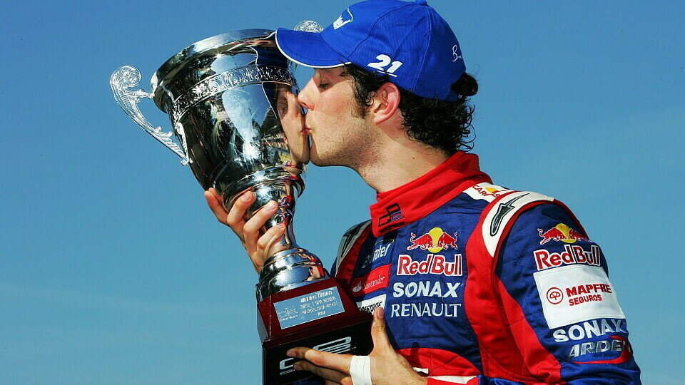Bruno Senna auf dem Podium, Foto: Sutton Bruno Senna auf dem Podium, Foto: Sutton
