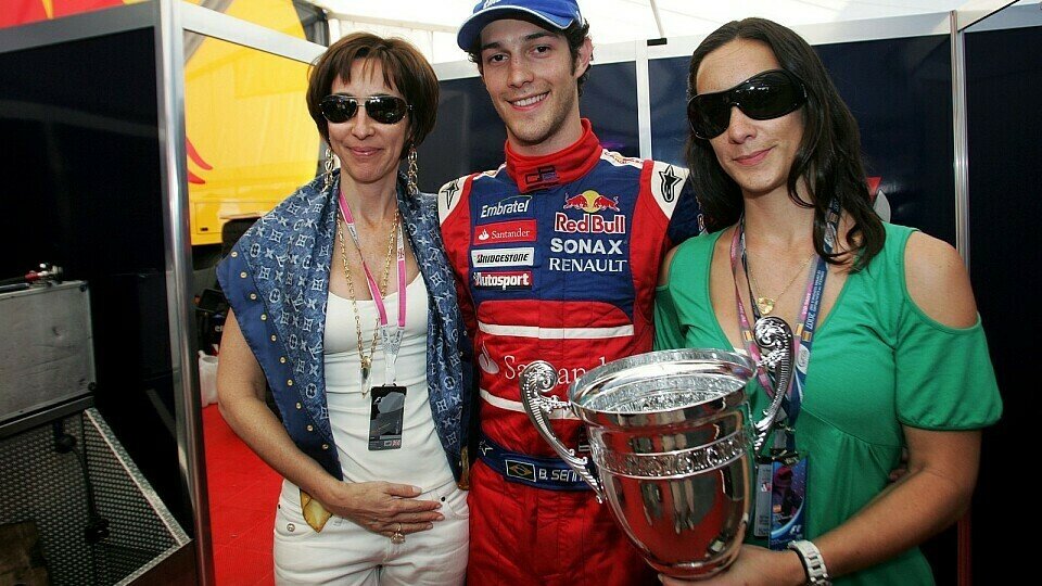 Bruno Senna mit seiner Mutter, Foto: Sutton Bruno Senna mit seiner Mutter, Foto: Sutton