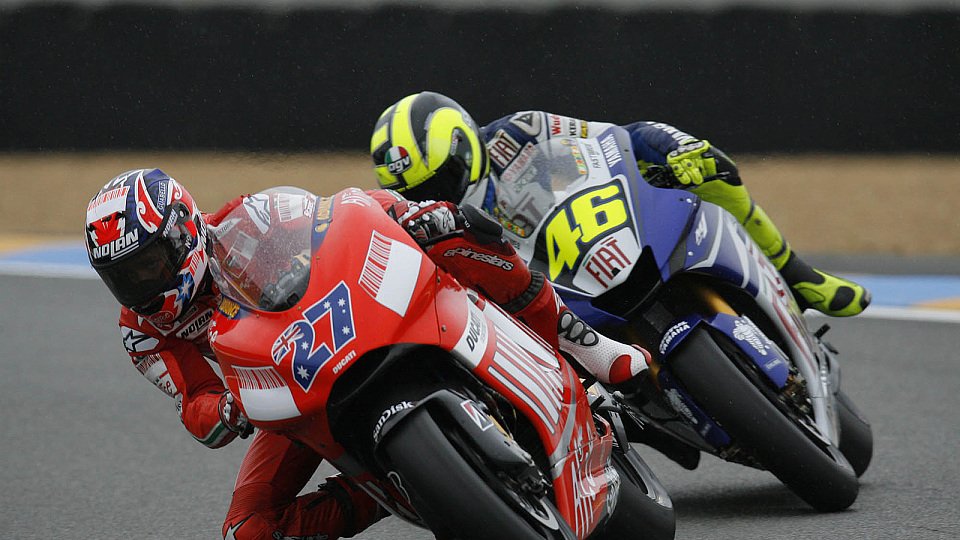 Casey Stoner und Valentino Rossi gingen hart zu Werke, Foto: Ducati