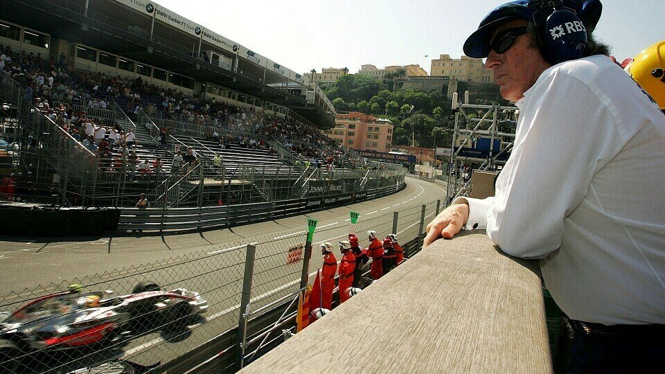 Stewart schaut den McLaren in Monte Carlo zu., Foto: Sutton