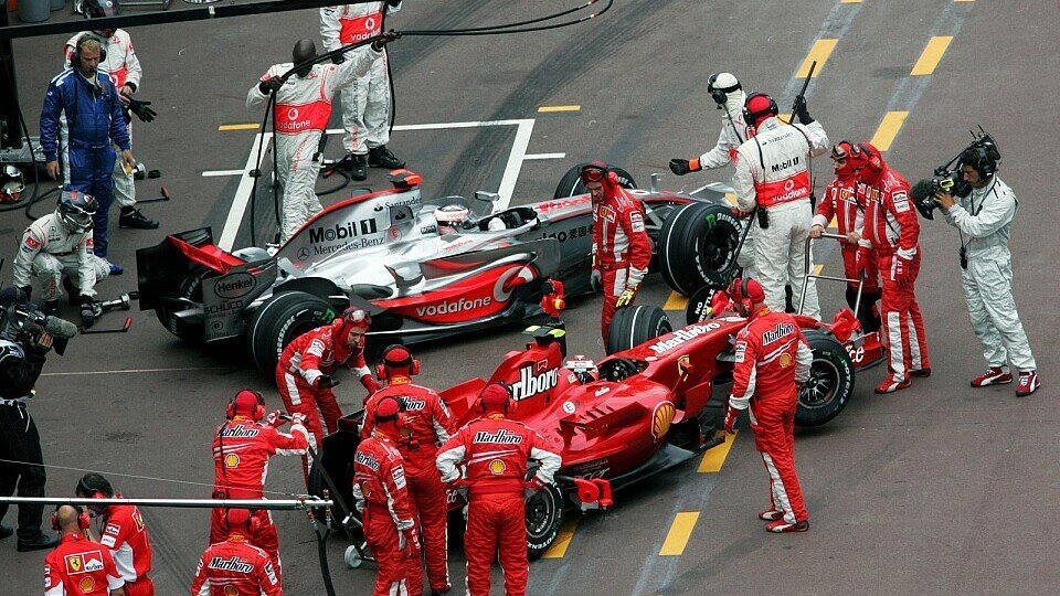 Fernando Alonso und Kimi Räikkönen sind zur Zeit nur noch in der Boxengasse gleich auf., Foto: Sutton