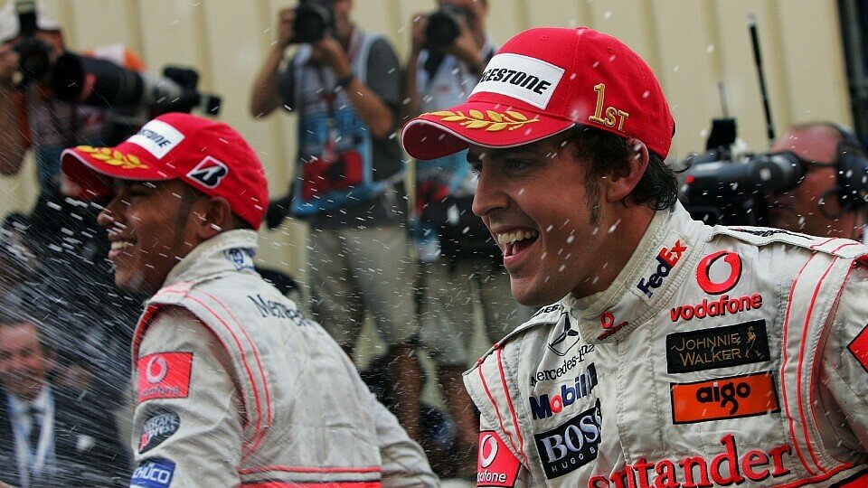 Ein Bild aus längst vergangenen Tagen: Hamilton & Alonso bei McLaren, Foto: Sutton
