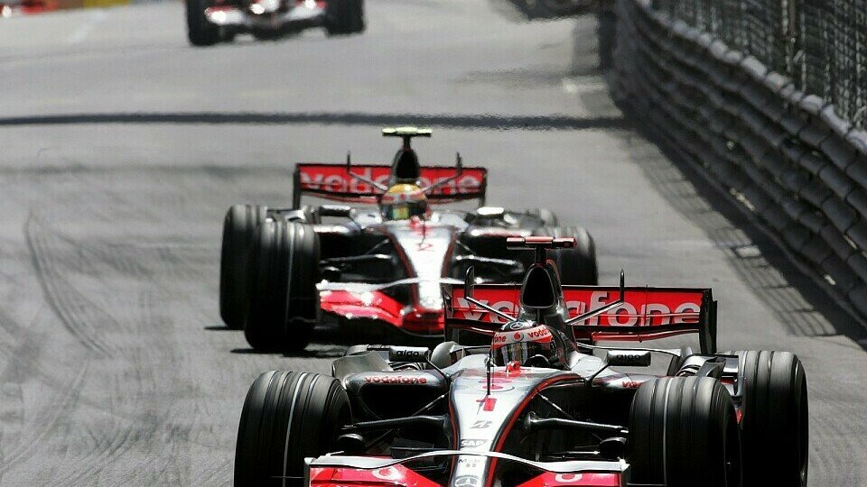 Lewis Hamilton hatte keine Chance, Fernando Alonso zu passieren., Foto: Sutton