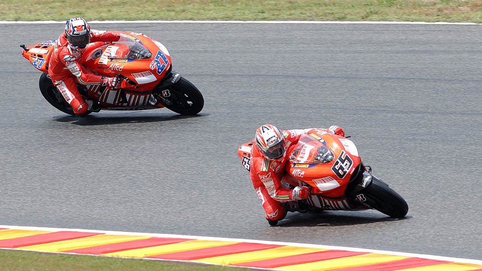 Loris Capirossi und Casey Stoner sind noch auf der Suche, Foto: Ducati