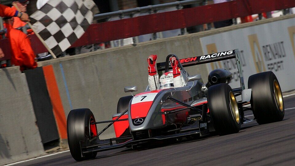 Marko Asmer darf einen F1-Boliden testen., Foto: Hartley/Sutton