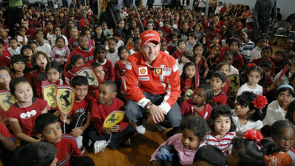 Kimi im Kreise der Schulkinder, Foto: Ferrari
