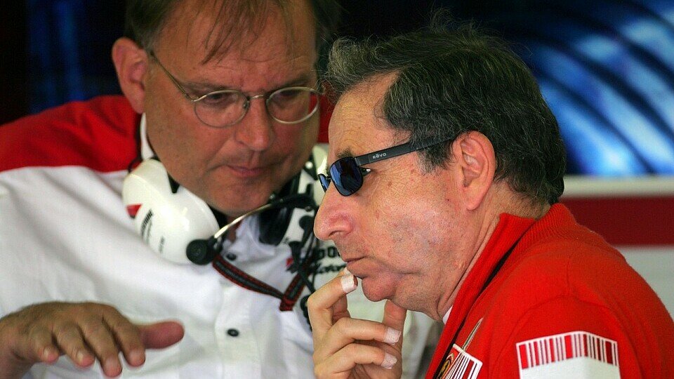 Bei Ferrari wird eifrigst analysiert, Foto: Sutton