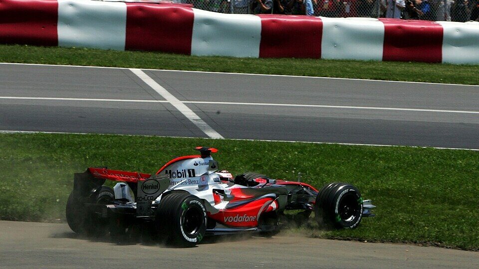 Fernando Alonso kam ein paar Mal von der Strecke, Foto: Sutton