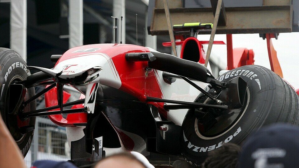 Das Wrack von Jarno Trullis Toyota wird geborgen., Foto: Sutton