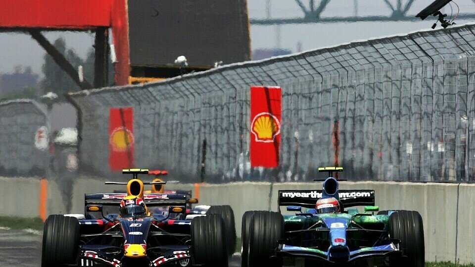 Mark Webber und Rubens Barrichello stehen auf Fernando Alonsos Seite, Foto: Sutton