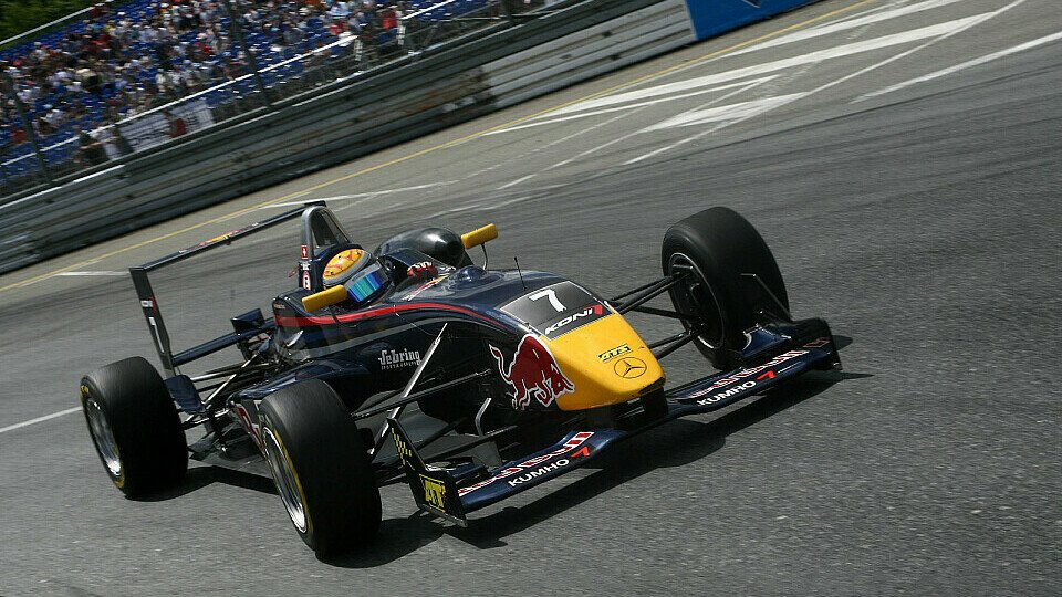 Sébastien Buemi biegt ins Schöller-S ein, Foto: F3 EuroSerie Sébastien Buemi biegt ins Schöller-S ein, Foto: F3 EuroSerie