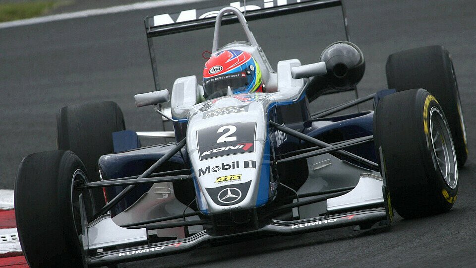 Nummer zwei auf Platz eins - Romain Grosjean, Foto: F3EuroSeries Nummer zwei auf Platz eins - Romain Grosjean, Foto: F3EuroSeries