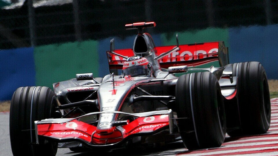 Heute ein seltenes Bild: Fernando Alonso auf der Strecke., Foto: Sutton
