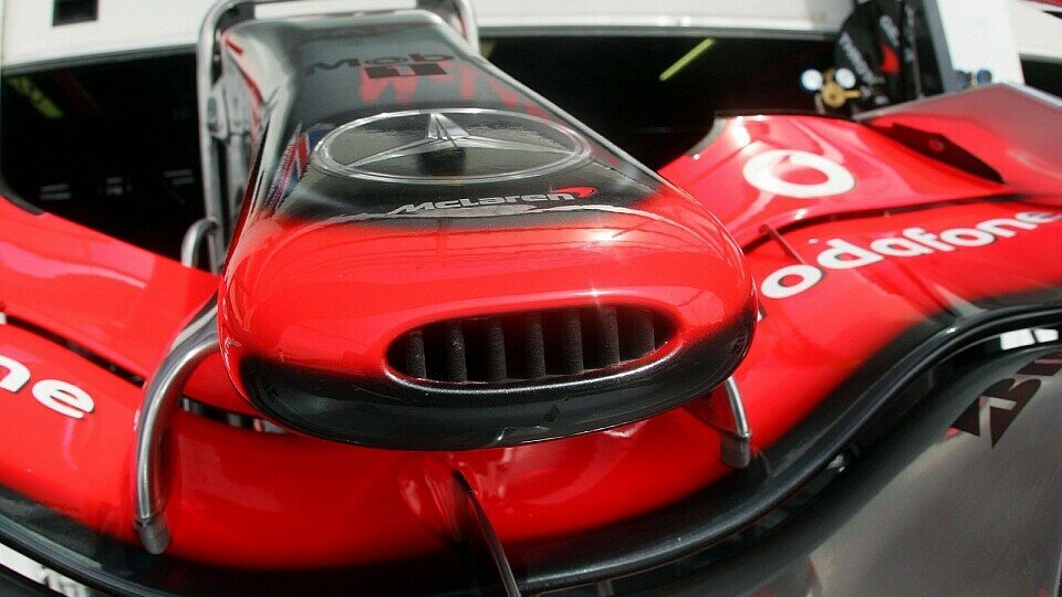 Der neue McLaren wird genau unter die Lupe genommen., Foto: Sutton